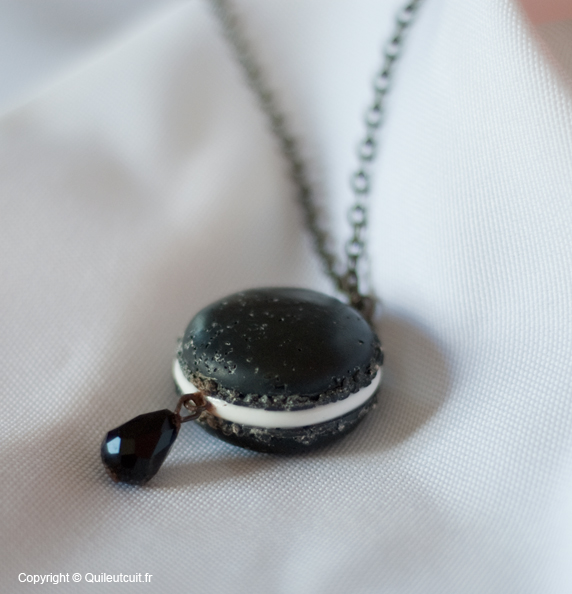Pendentif macaron réglisse